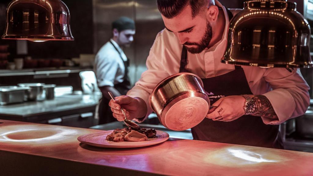 El chef Jordi Grau en la cocina de Ibaya.
