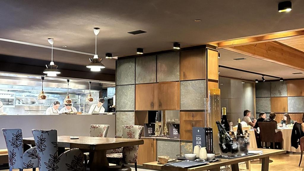 La sala y cocina de Ibaya desde el recibidor.
