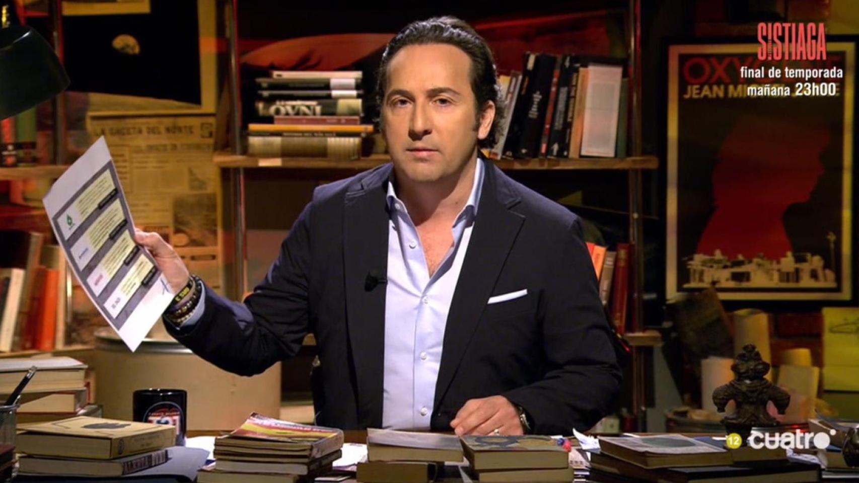 Iker Jiménez muestra los titulares de algunos medios de comunicación sobre Bonaire.