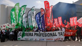 La manifestación por la carrera profesional sanitaria, en fotos: del hospital de Toledo a la sede del Sescam