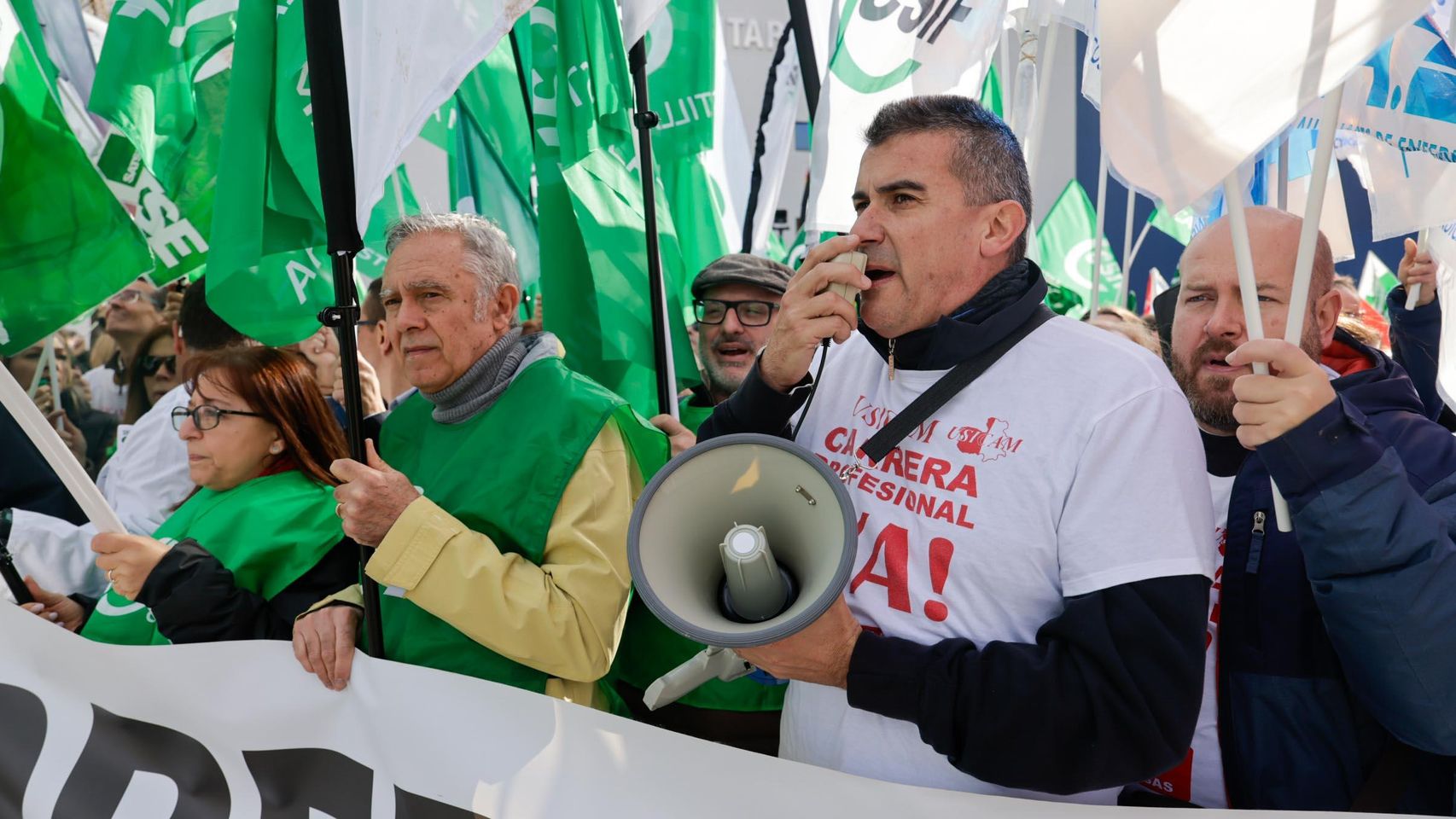 La manifestación por la carrera profesional sanitaria, en fotos: del hospital de Toledo a la sede del Sescam