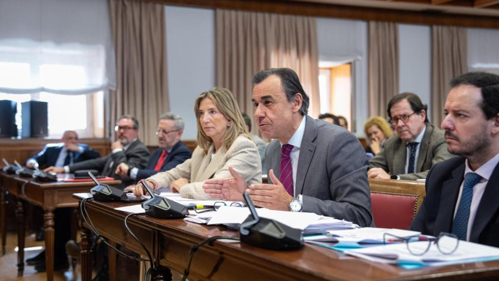 Fernando Martínez Maíllo, senador del PP, durante su interrogatorio al expresidente José Luis Rodríguez Zapatero, este lunes en la 'comisión Koldo'.
