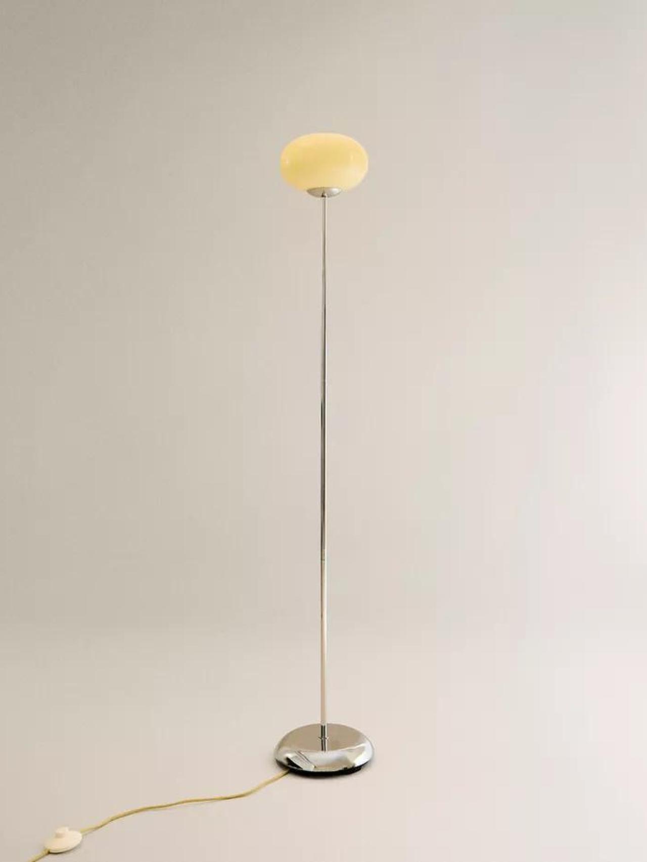 Lámpara de suelo fabricada en vidrio y metal de Zara Home. Tiene un precio de 119 €.