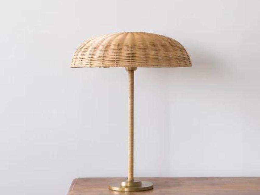 Lámpara de mesa de Ratán Balzac de Katira por 242 €.