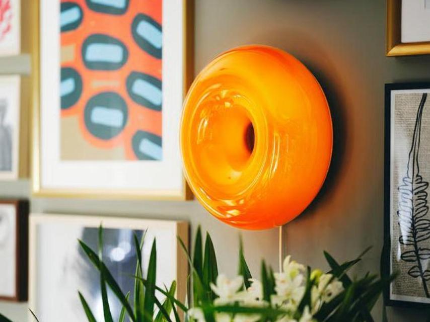 Lámpara VARMBLIXT de IKEA disponible por 49 €.