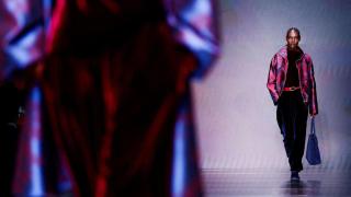 Elegancia en azul y burdeos.