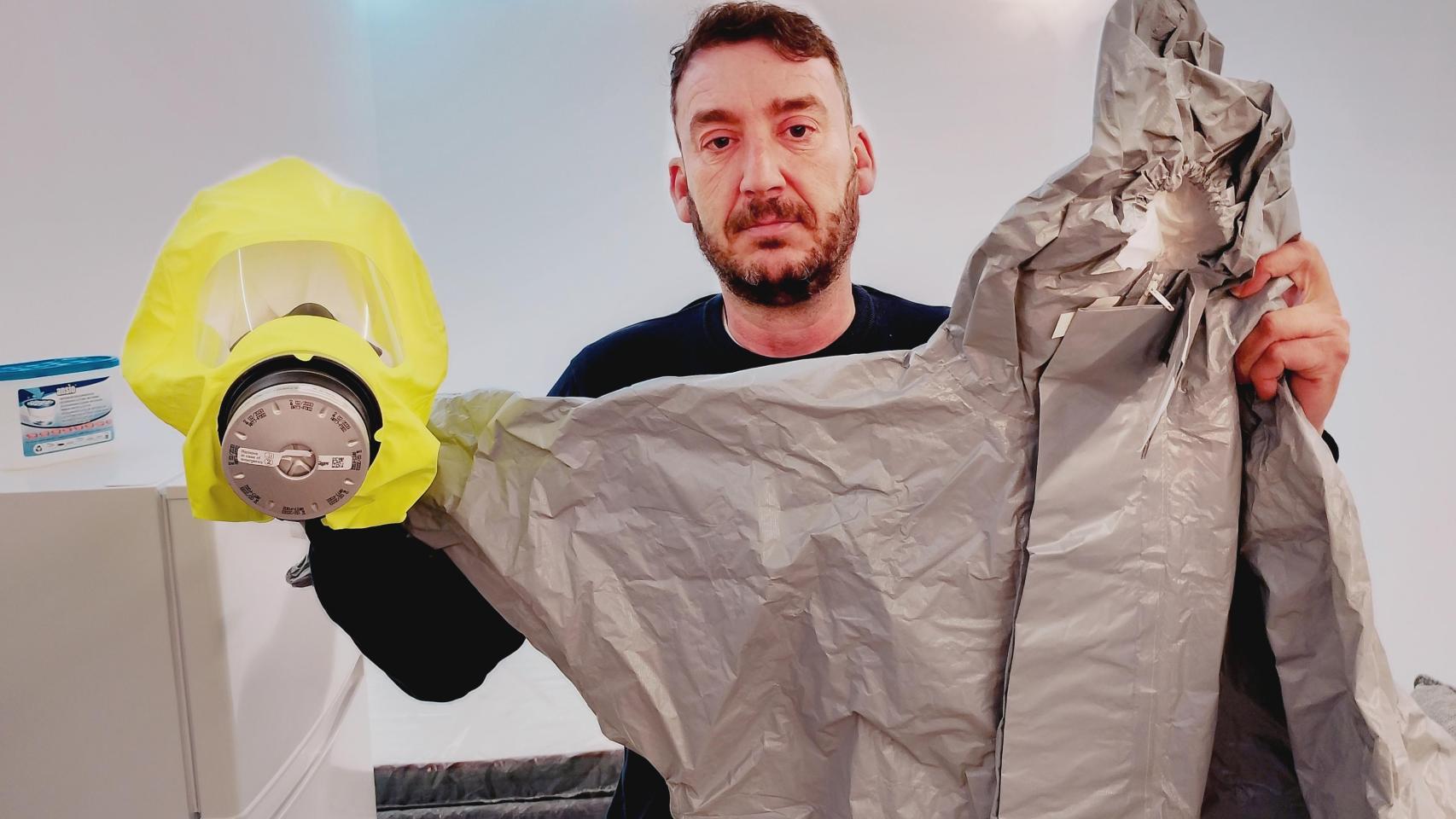 Ignacio Gea Gómez, CEO de Murcia Bunker Solution, este lunes, mostrando uno de los espacios que comercializa ante una guerra o lanzamiento de una bomba nuclear.