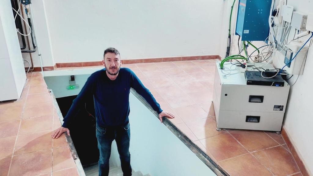 Ignacio Gea, CEO de Murcia Bunker Solution, este lunes, a la entrada de un búnker habilitado en una casa de campo.
