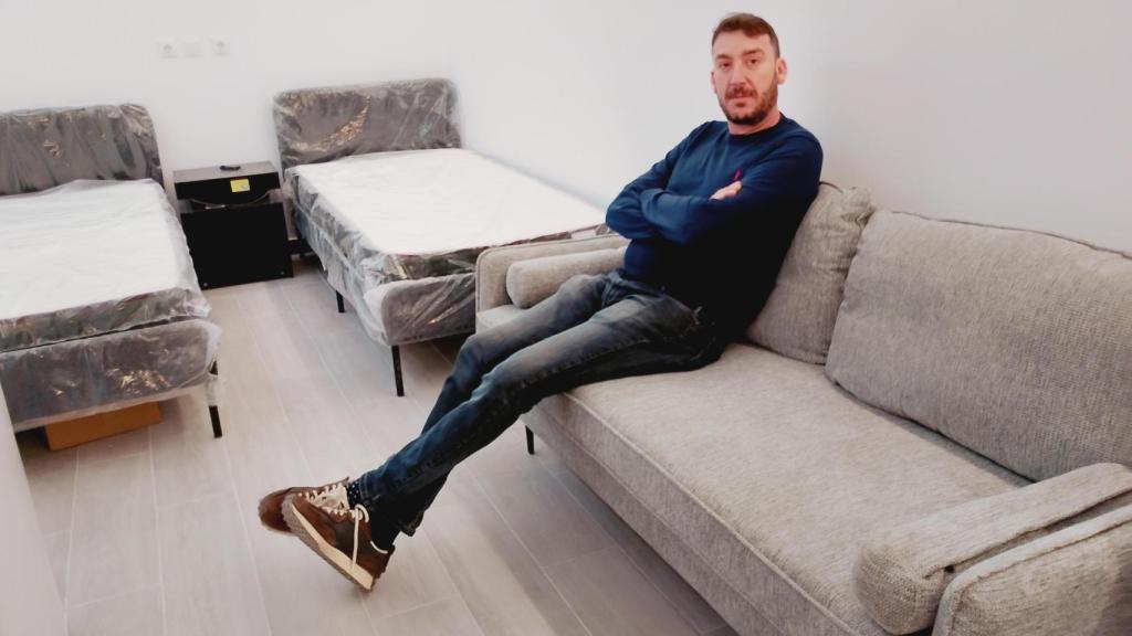 El sofá del búnker para ver la televisión está  junto a dos camas.