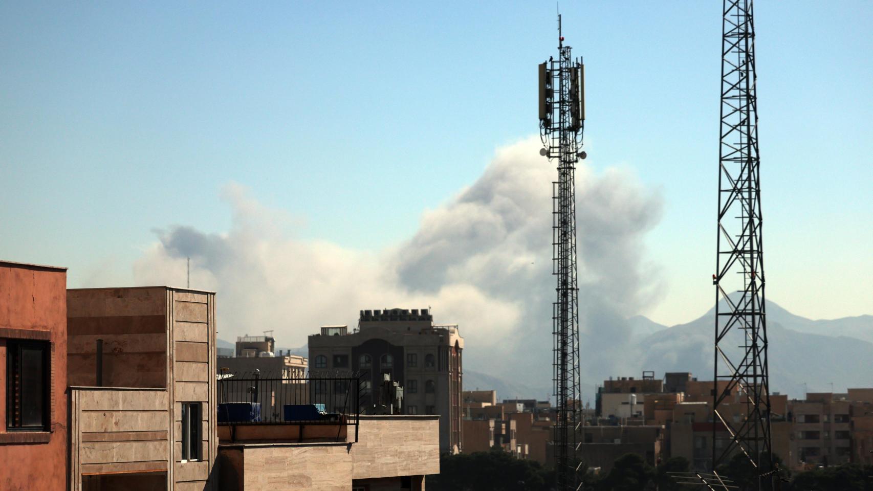 El Ibex 35 se deja casi un 5%, el crudo sube un 7% y el gas se dispara un 40% por la crisis de Irán