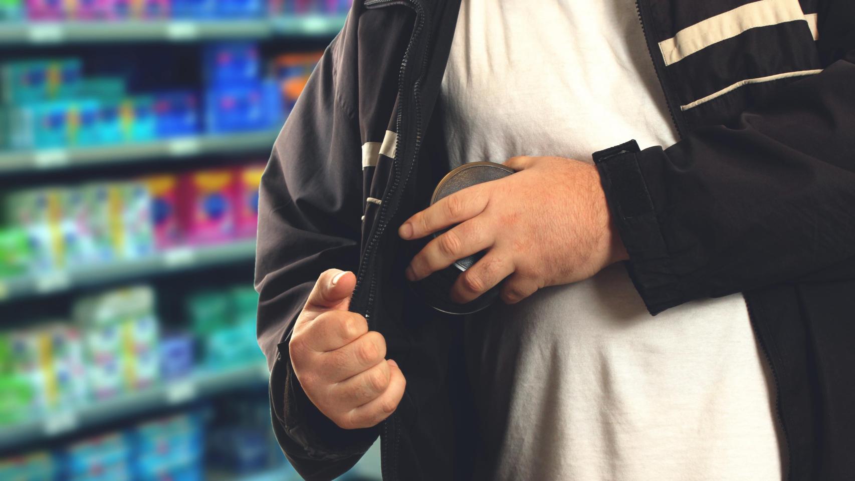 Imagen de una persona robando en el supermercado.