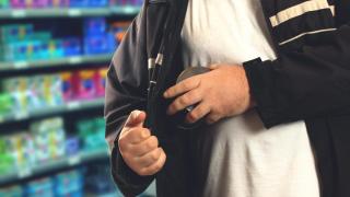Imagen de una persona robando en el supermercado.