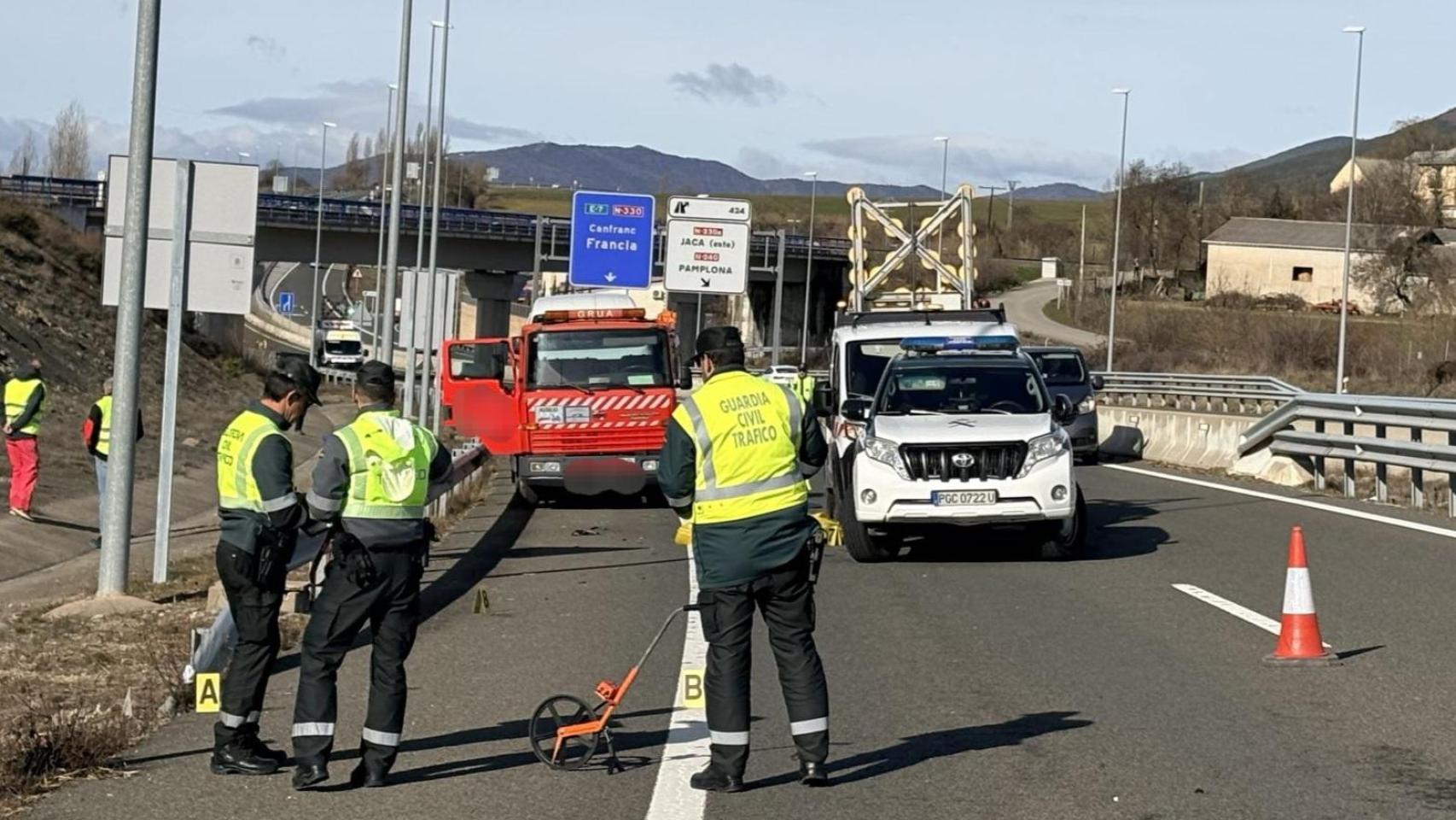 La Guardia Civil investiga a un conductor por homicidio imprudente.