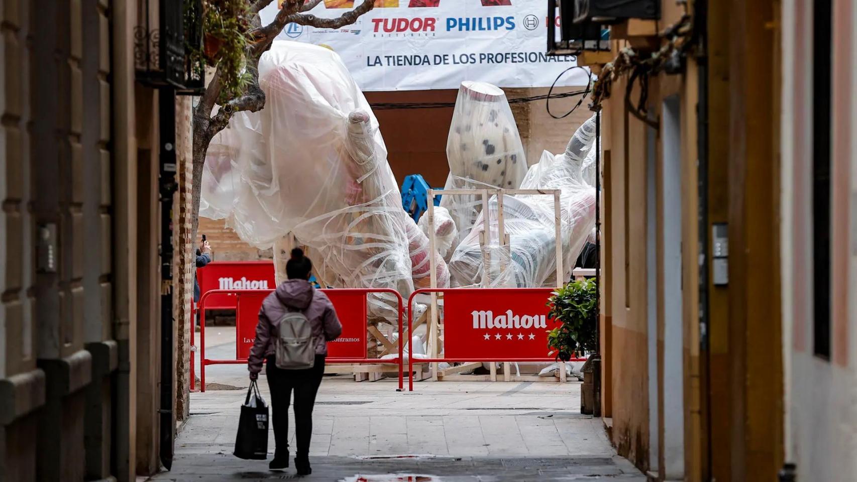 Primeras piezas de la falla Plaza del Pilar 2025. EFE