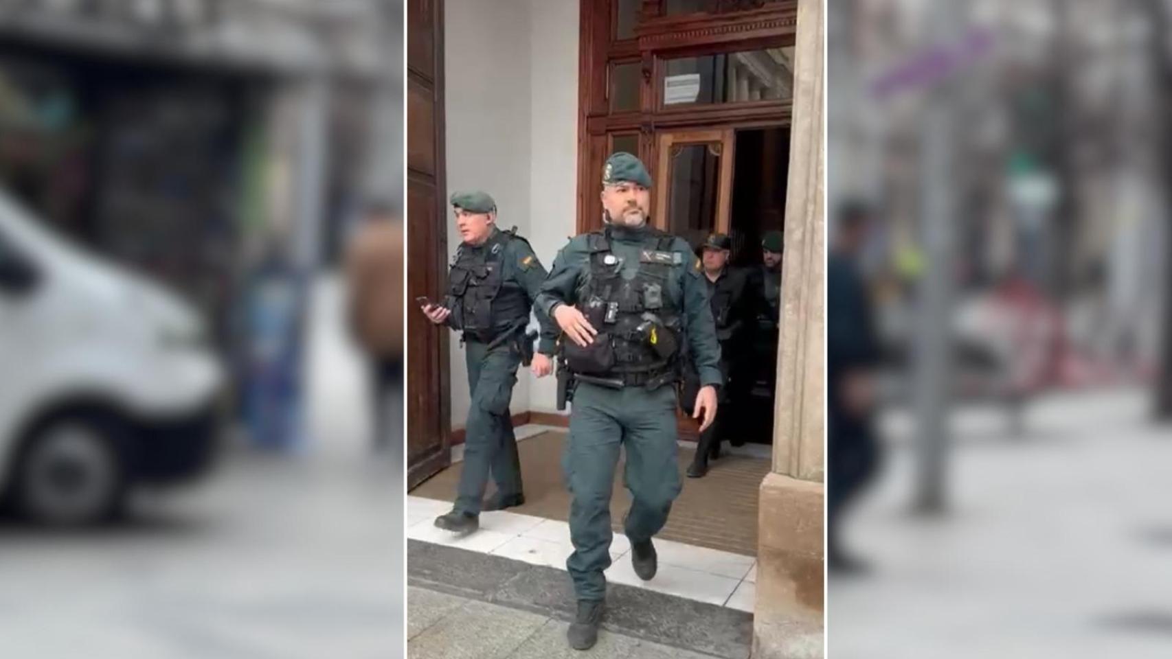 Agentes de la Guardia Civil registrando la sede de Forestalia