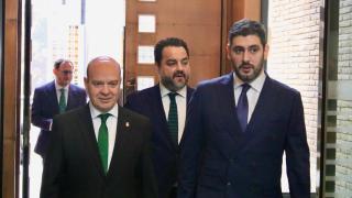 Alejandro Nolasco y Santiago Morón (Vox) entrando a las Cortes de Aragón