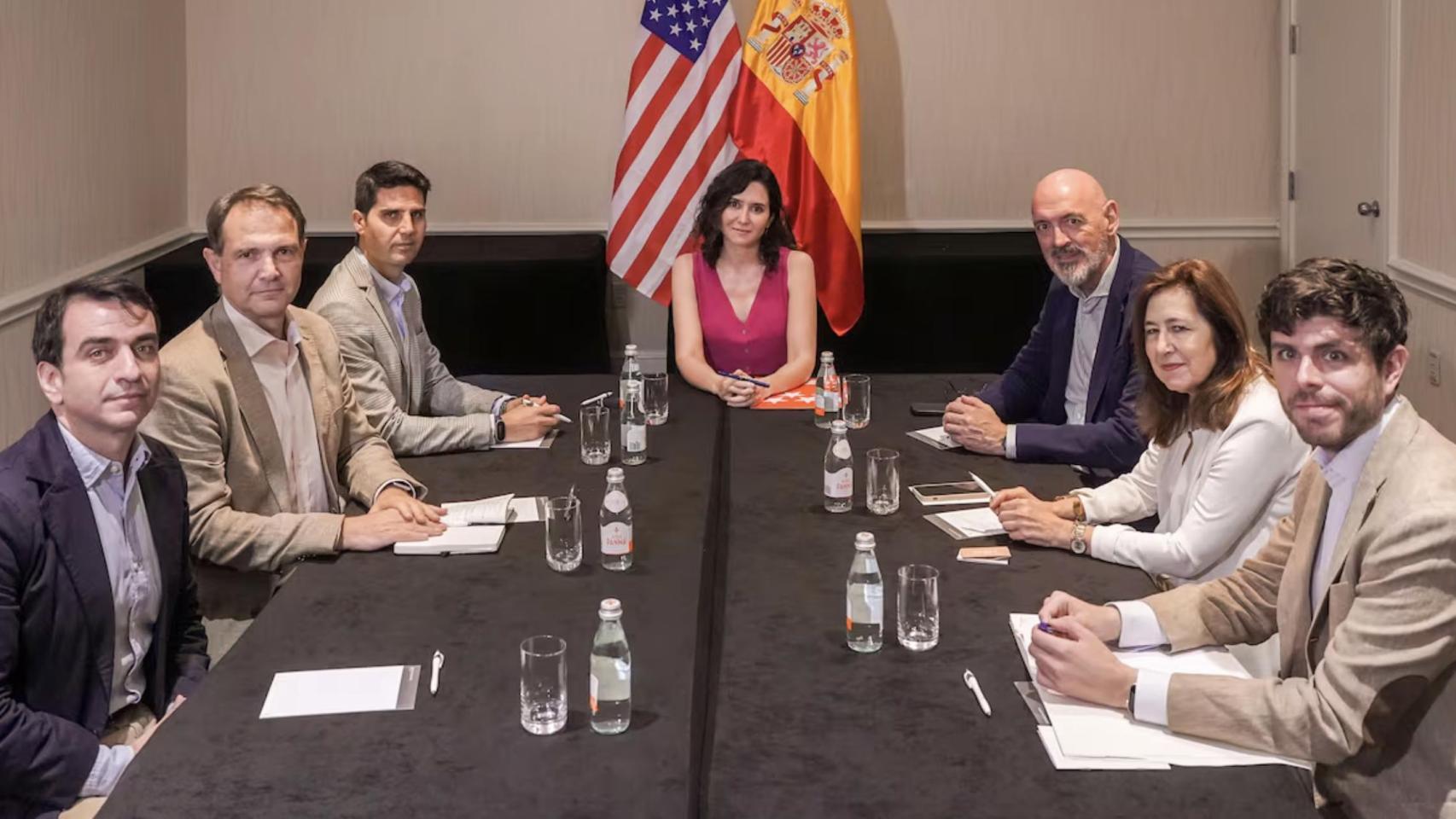 La presidenta de la Comunidad de Madrid con los rectores de varias universidades.