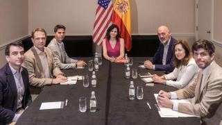 La presidenta de la Comunidad de Madrid con los rectores de varias universidades.
