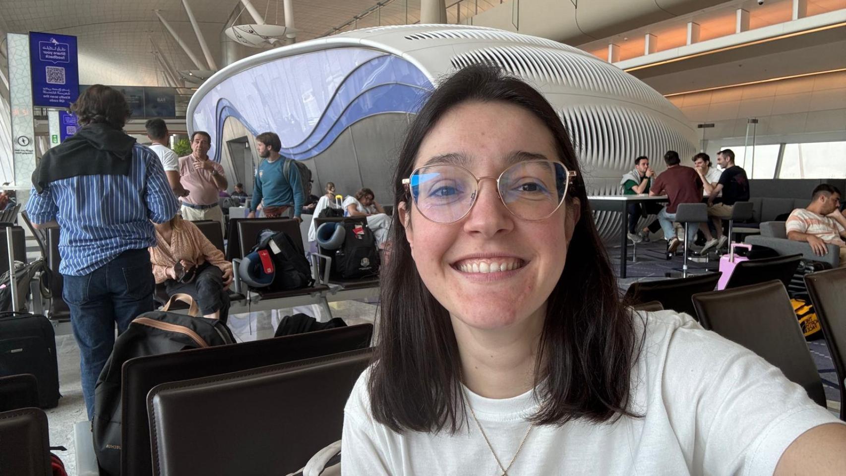 Alejandra Pisano en el aeropuerto de Abu Dabi esperando a regresar a España tras sorprenderle los ataques de Irán en respuesta a Estados Unidos