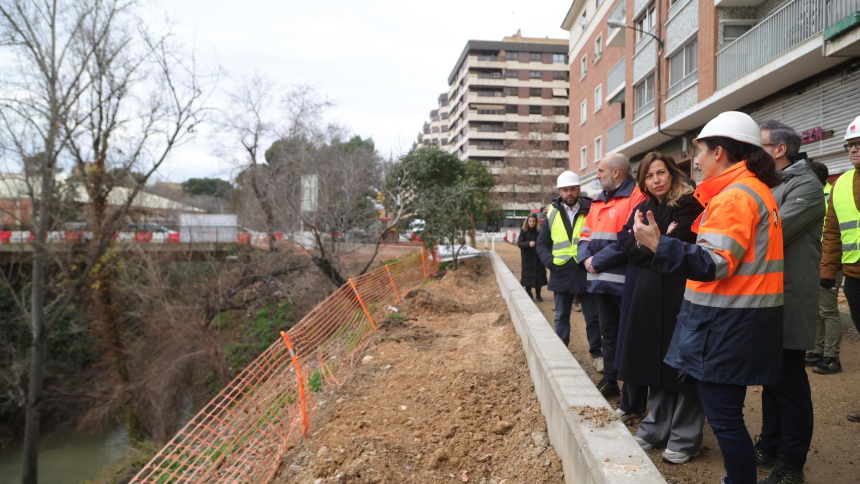 La alcaldesa, Natalia Chueca, durante una visita a las obras del Río Huerva.