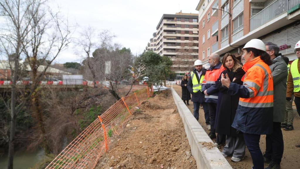 La alcaldesa, Natalia Chueca, durante una visita a las obras del Río Huerva.