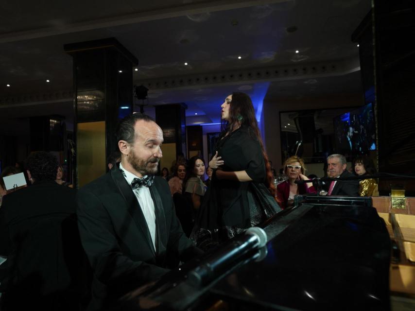 Don Juan Antonio Simarro tocando el piano en la VI gala.
