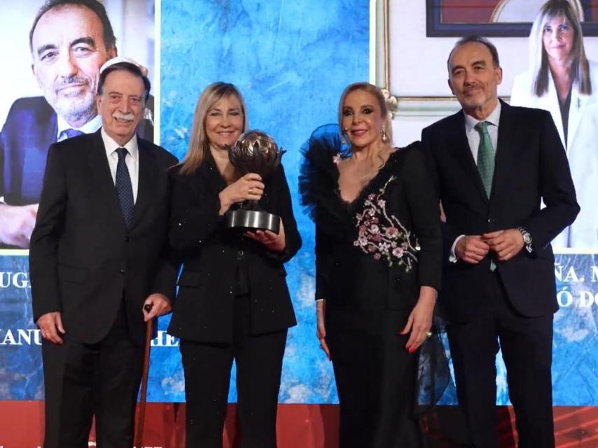 El excelentísimo señor don Eugenio Gay Montalvo y el excelentísimo señor don Manuel Marchena Gómez entregaron la distinción del jurado a la excelentísima señora doña María Isabel Perelló Doménech. En la foto, los tres, junto a la excelentísima señora doña Emilia Zaballos Pulido.