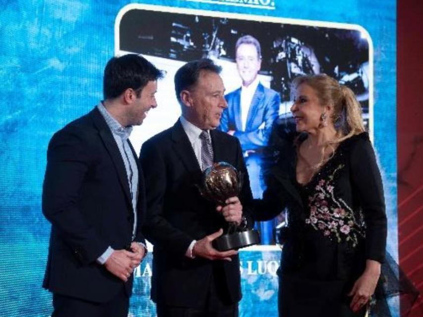 Don Matías Prats Chacón entregando el galardón a don Matías Prats Luque junto a la excelentísima señora doña Emilia Zaballos.