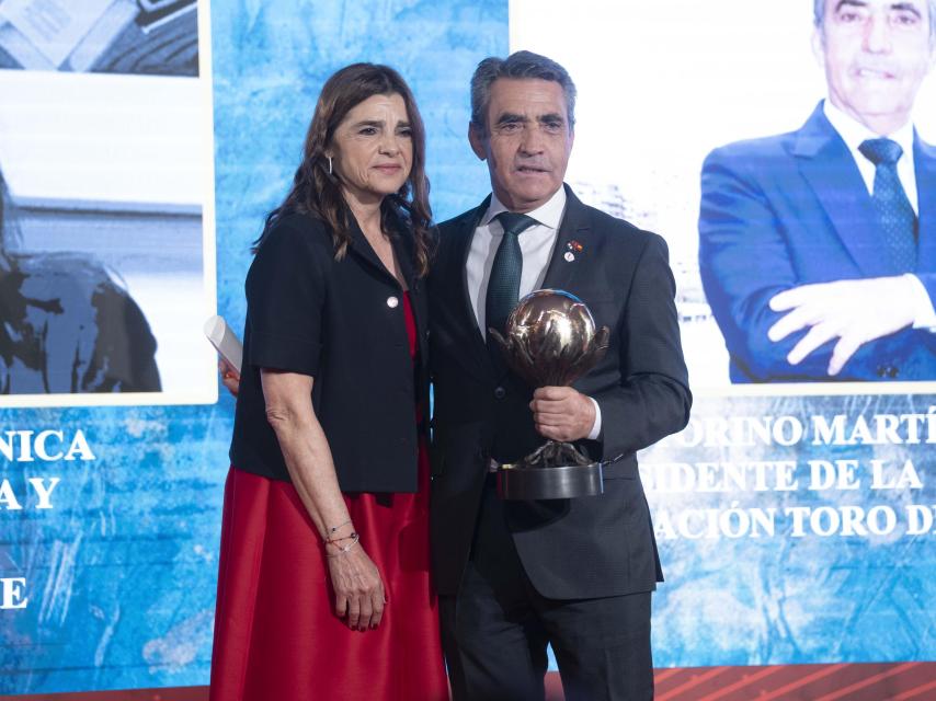 La excelentísima señora doña Verónica Fernández de Córdova y Aznar, marquesa de La Puente, entregando el premio del jurado a la Fundación Toro de Lidia, recogido por don Victorino Martín García, su presidente.