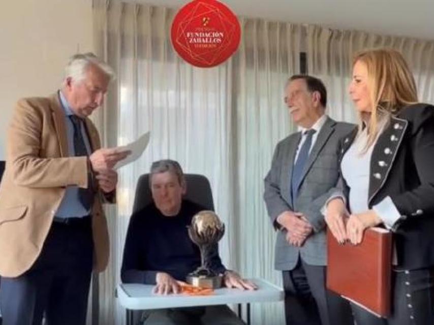 Hicieron entrega del galardón don Carlos Matilla Reyes Del Pulgar, vicepresidente de la Fundación Zaballos; la excelentísima señora doña Emilia Zaballos, presidenta de la Fundación Zaballos; y el excelentísimo señor don Eugenio Gay Montalvo, presidente del Jurado de la Fundación Zaballos.
