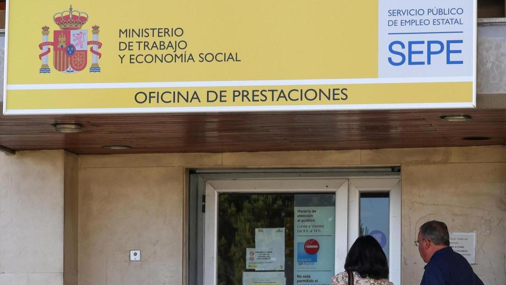 Dos personas entran a una oficina del SEPE, en una foto de archivo.