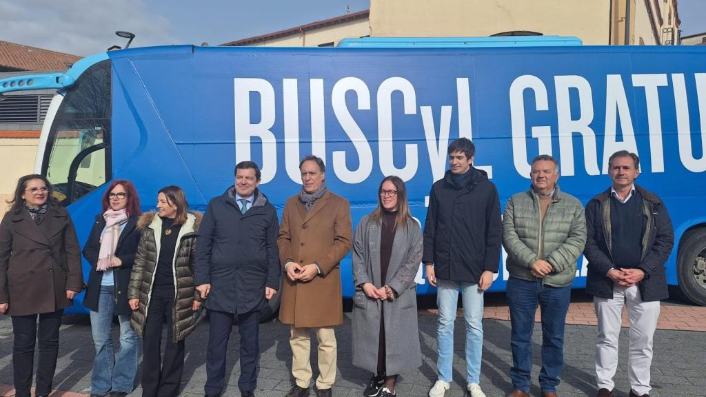 Alfonso Fernández Mañueco con otros miembros de la candidatura del PP a las cortes regionales por Salamanca