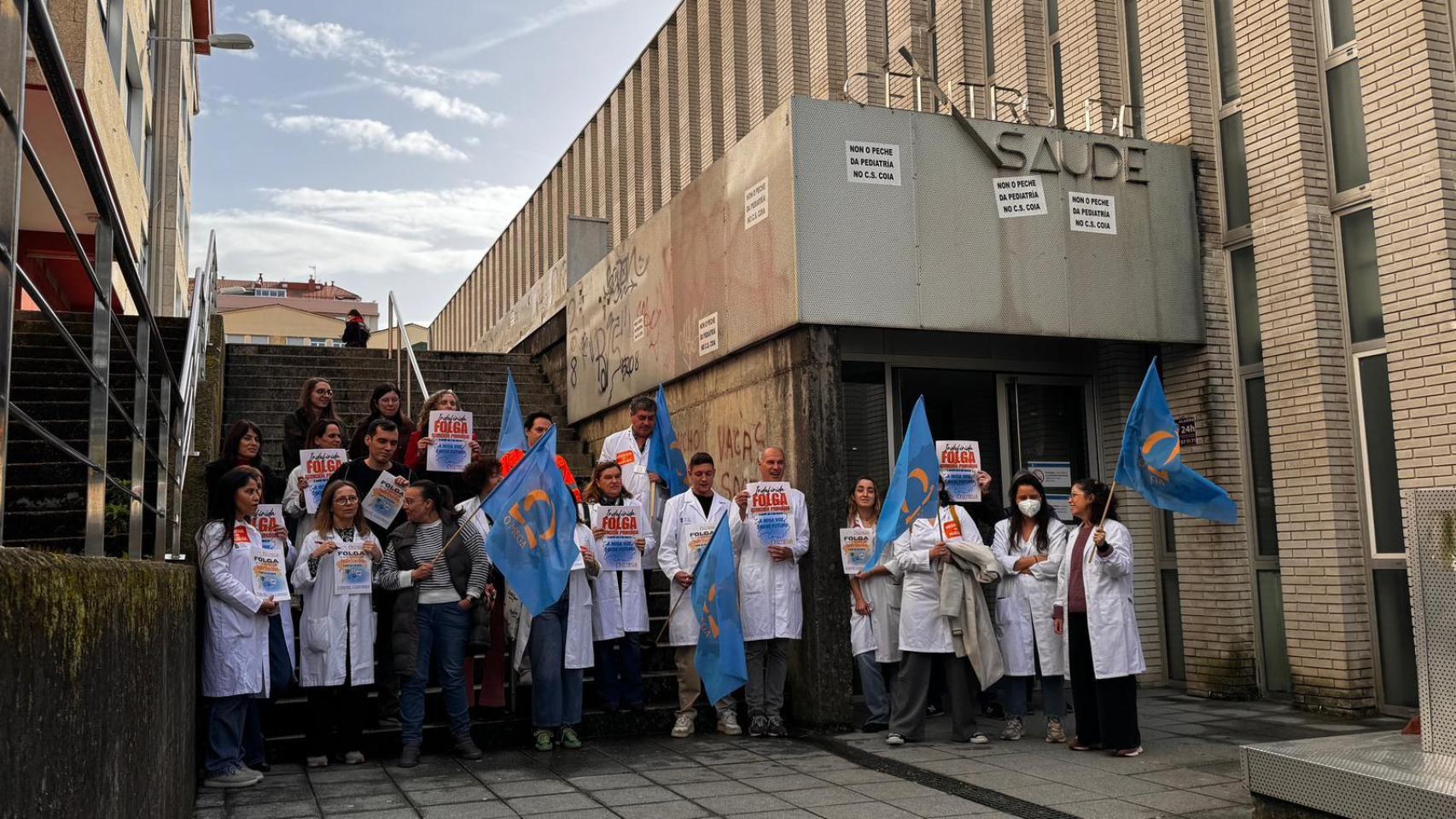 Concentración en el centro de salud de Coia con motivo de la huelga médica convocada por O'Mega