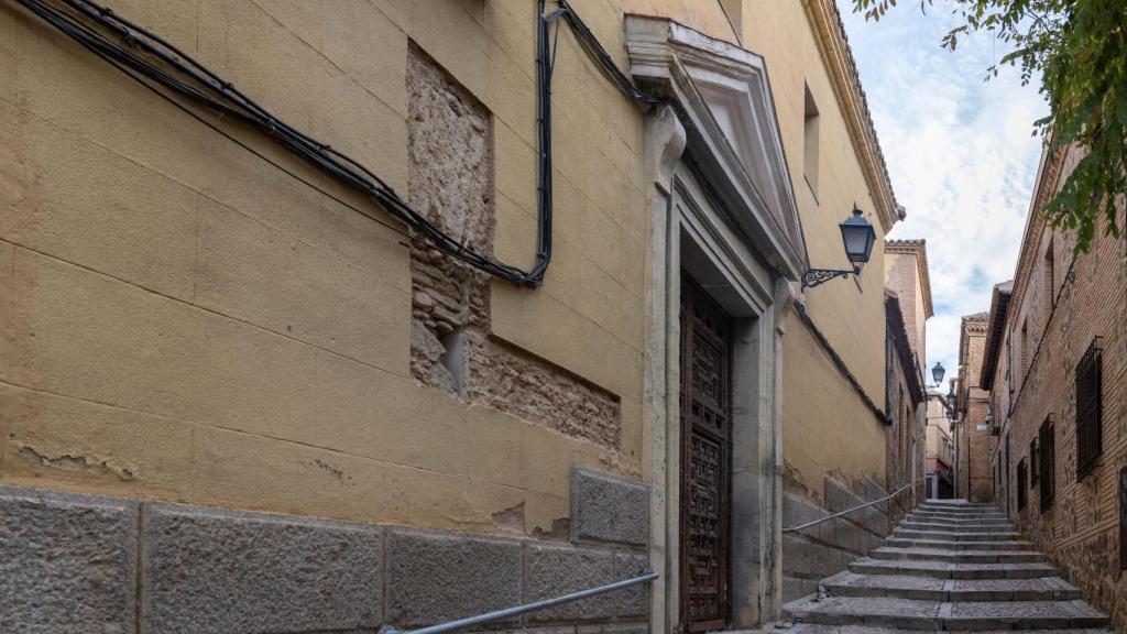 El edificio se encuentra en la zona de la Judería del Casco Histórico.