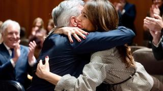 Abrazo entre Jorge Azcón y María Navarro tras consagrarse como presidenta de la Mesa de las Cortes de Aragón