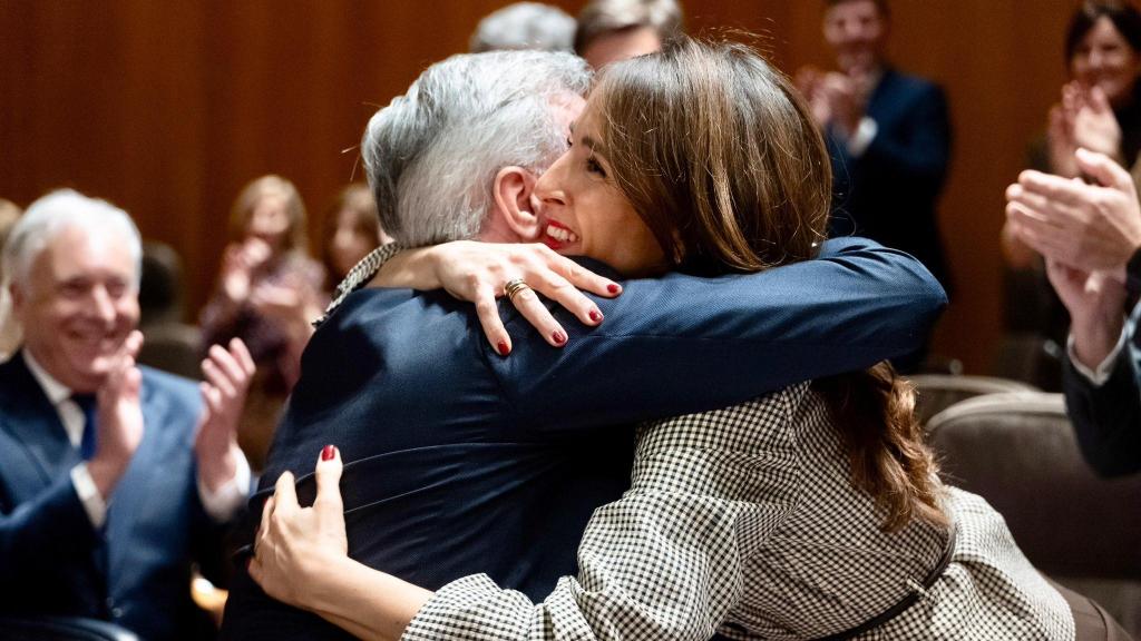 Abrazo entre Jorge Azcón y María Navarro tras consagrarse como presidenta de la Mesa de las Cortes de Aragón