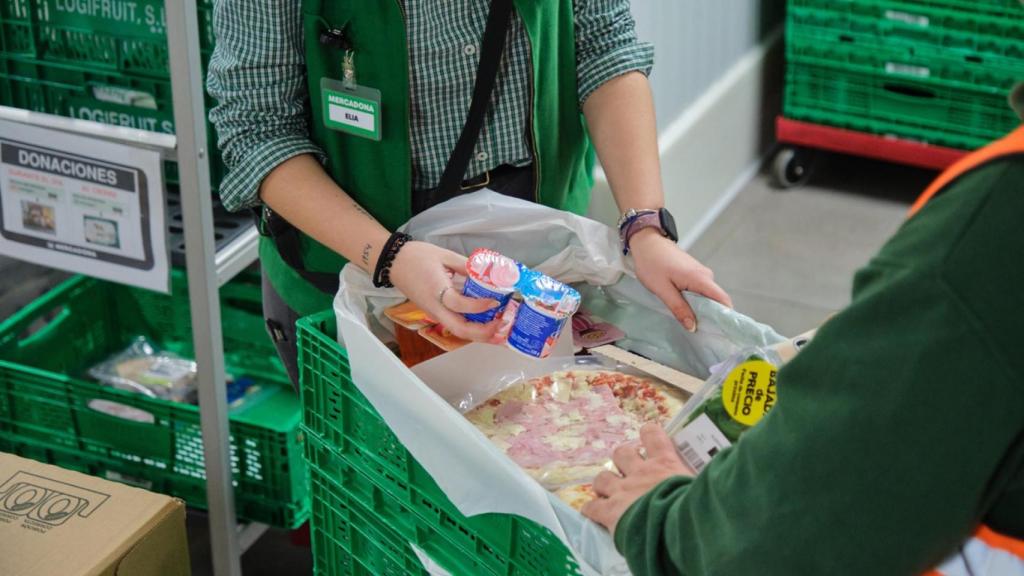 Preparación de alimentos en Mercadona para entregar a una entidad social.