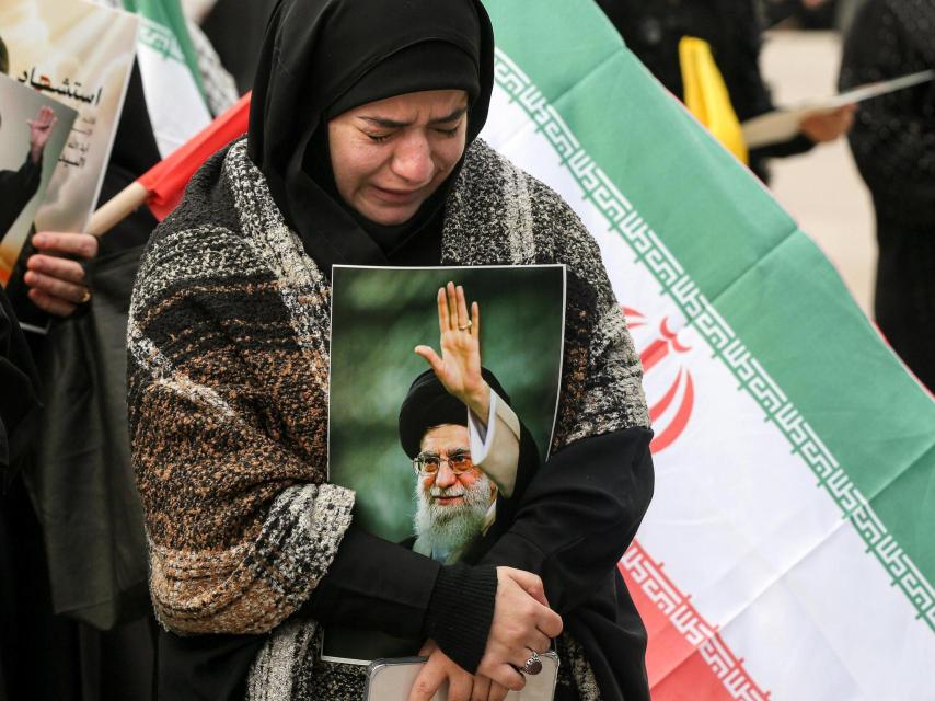 Una simpatizante del grupo terrorista Hezbolá se manifiesta en Líbano tras la muerte de Alí Jamenei.