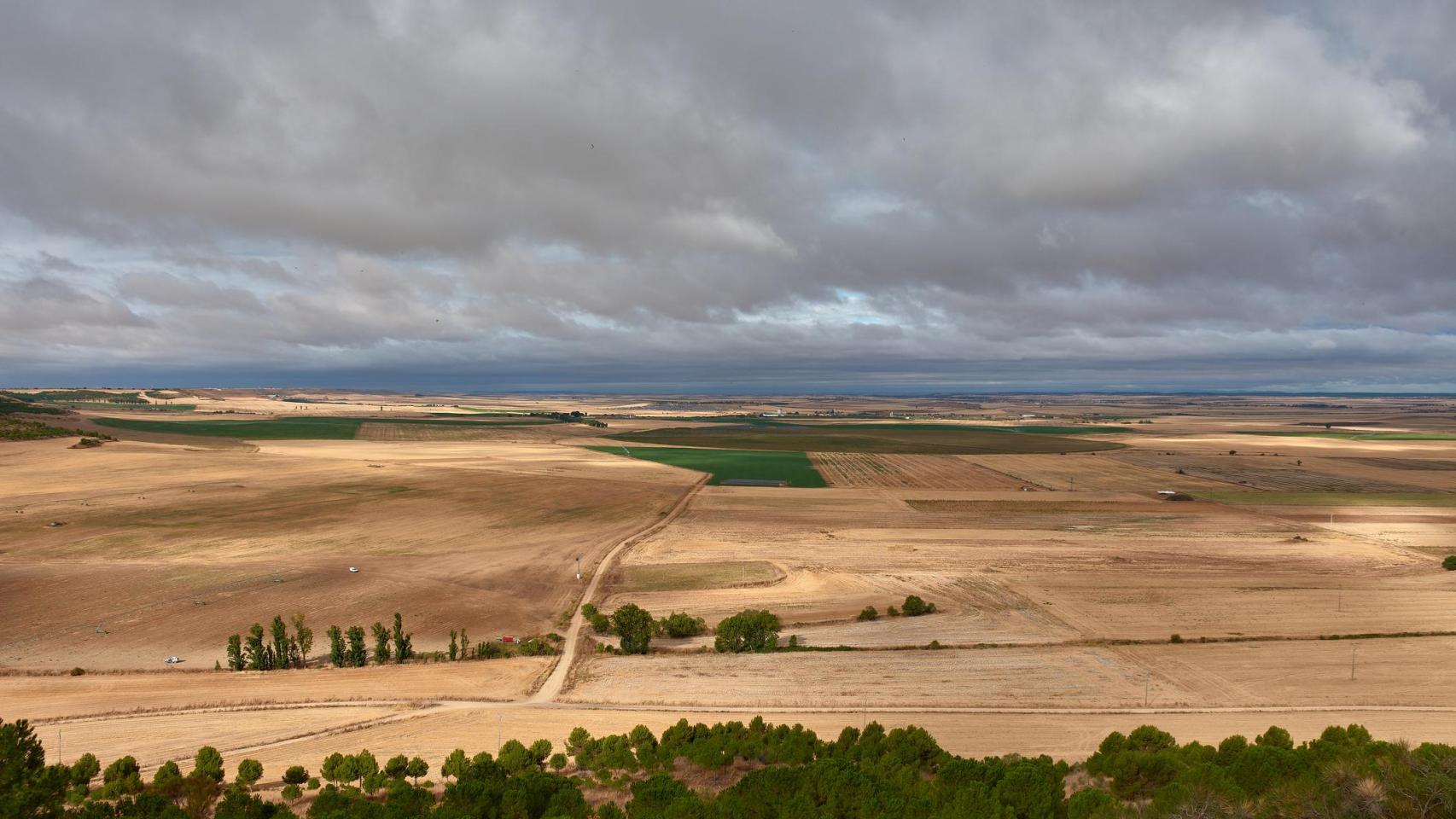 Paisaje rural de Uruena, Valladolid, España, con tierras de cultivo vistas desde la muralla del castillo.