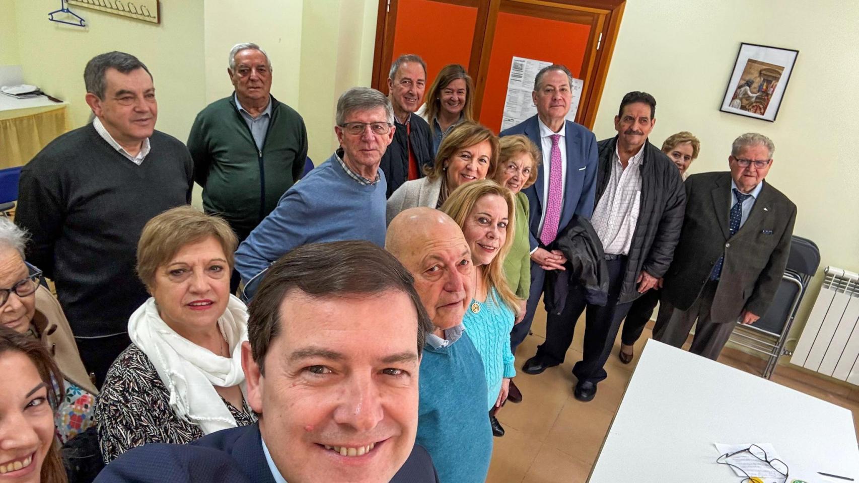 El candidato del PP de Castilla y León a la reelección como presidente de la Junta, Alfonso Fernández Mañueco en un 'selfie' con usuarios de residencias de mayores en Salamanca.
