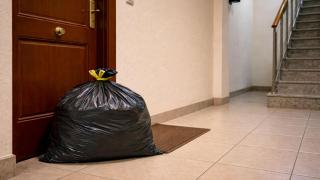 Bolsa de basura en un rellano comunitario.