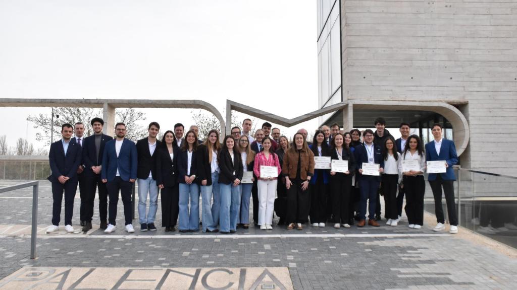 Foto de familia de los participantes.