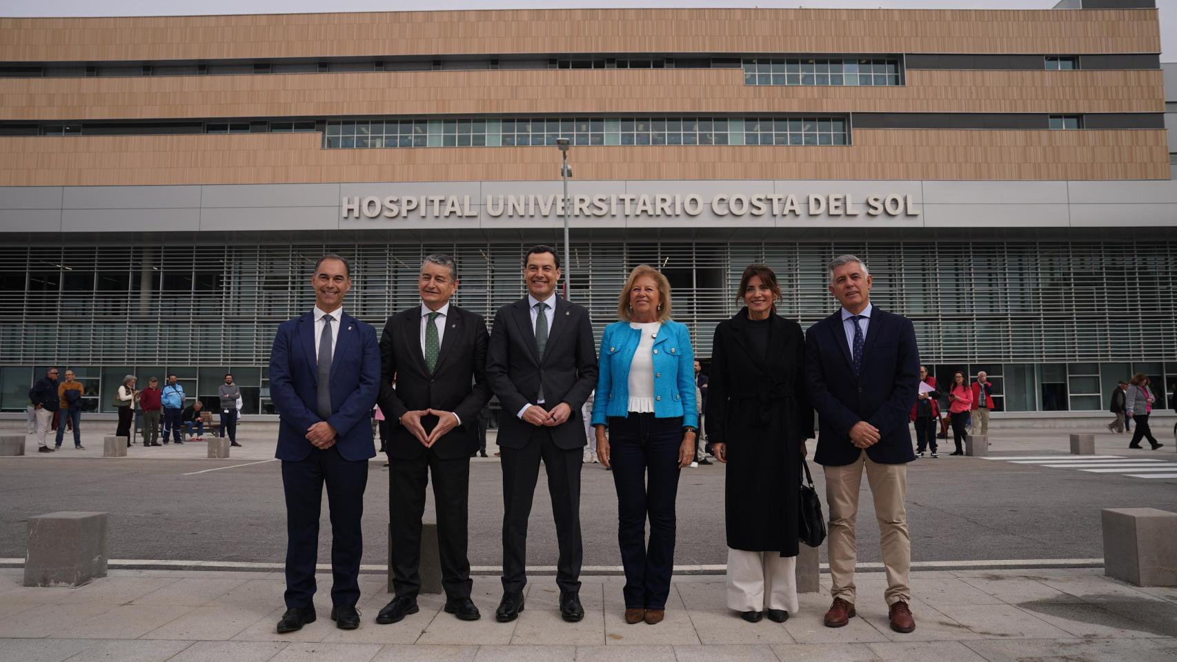 Foto de familia del presidente de la Junta de Andalucía junto al resto de autoridades en la inauguración de las nuevas instalaciones del Hospital Costa del Sol en Marbella (Málaga).