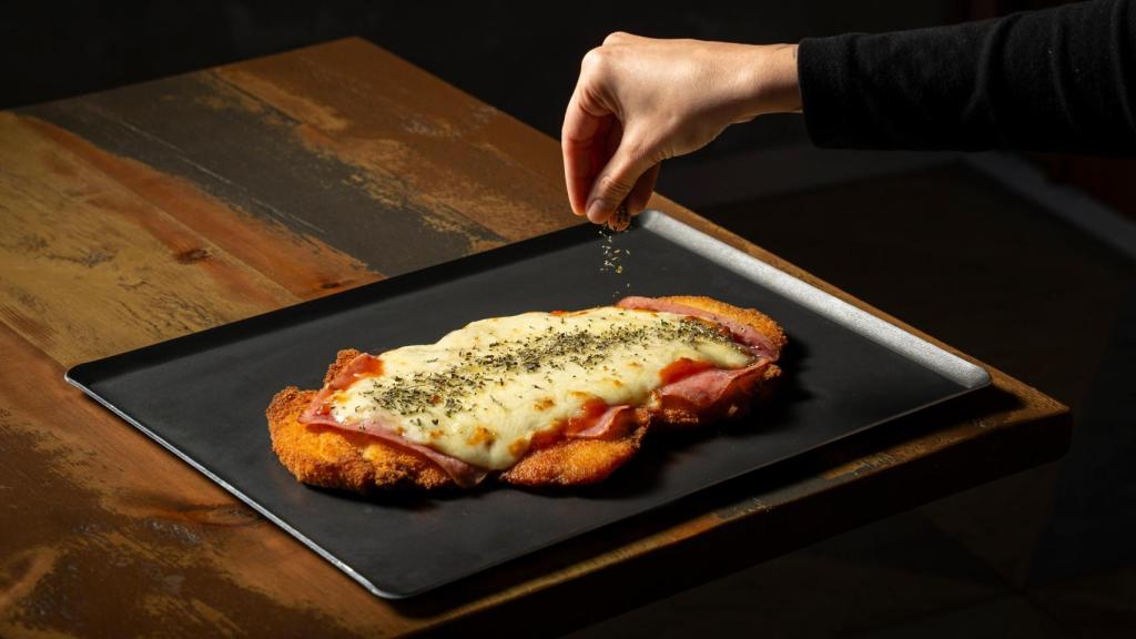 La Napolitana, con jamón york, salsa de tomate y mozzarella, continúa siendo la más demandada.