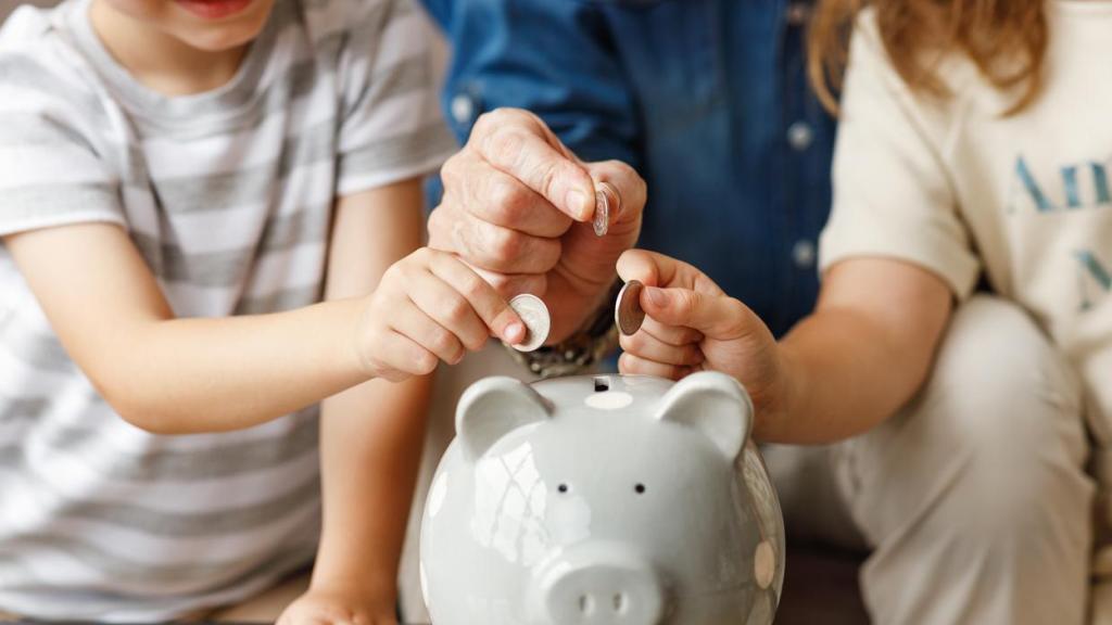 Una familia ahorrando dinero.