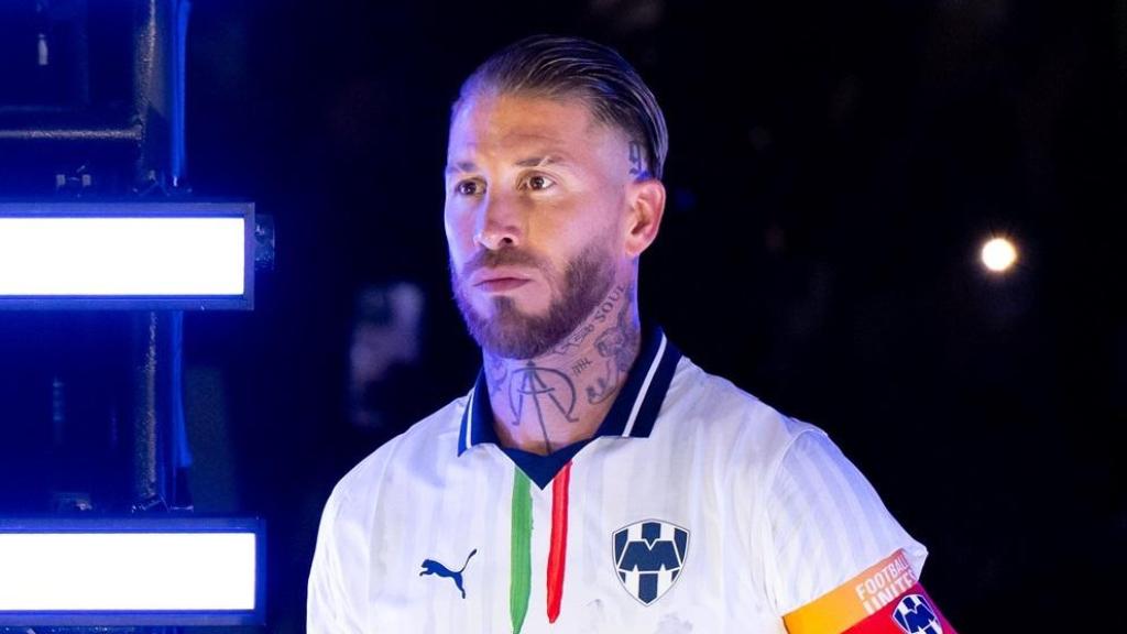 Ramos de capitán en un partido con Monterey
