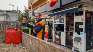 Victor, empleado de Repsol, reporstando.