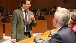Jorge Pueyo (CHA) acercándose a la bancada popular de Jorge Azcón