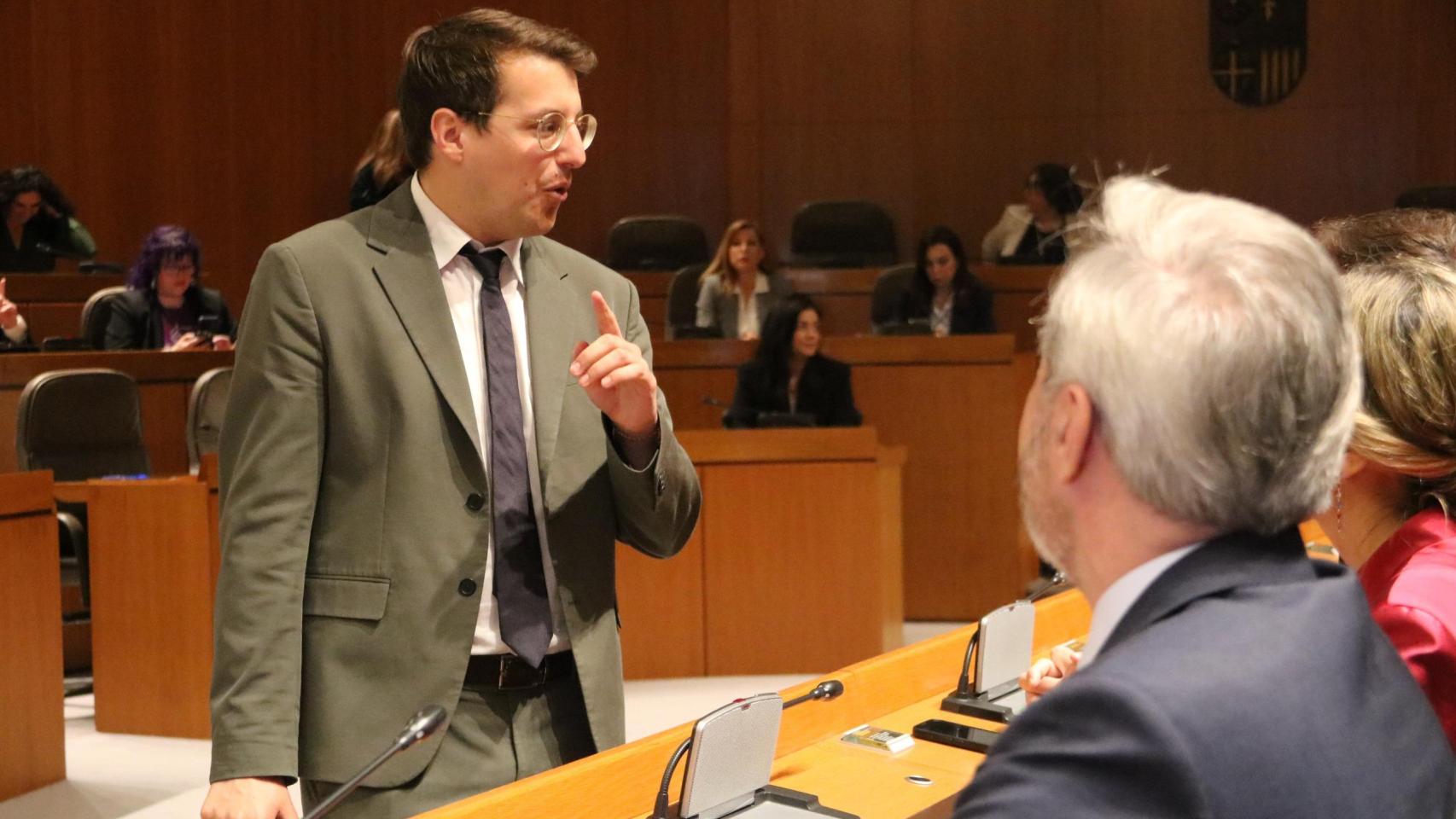Jorge Pueyo (CHA) acercándose a la bancada popular de Jorge Azcón en las Cortes de Aragón.