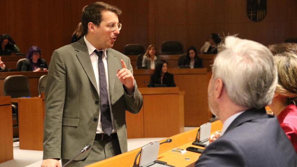 Jorge Pueyo (CHA) acercándose a la bancada popular de Jorge Azcón en las Cortes de Aragón.
